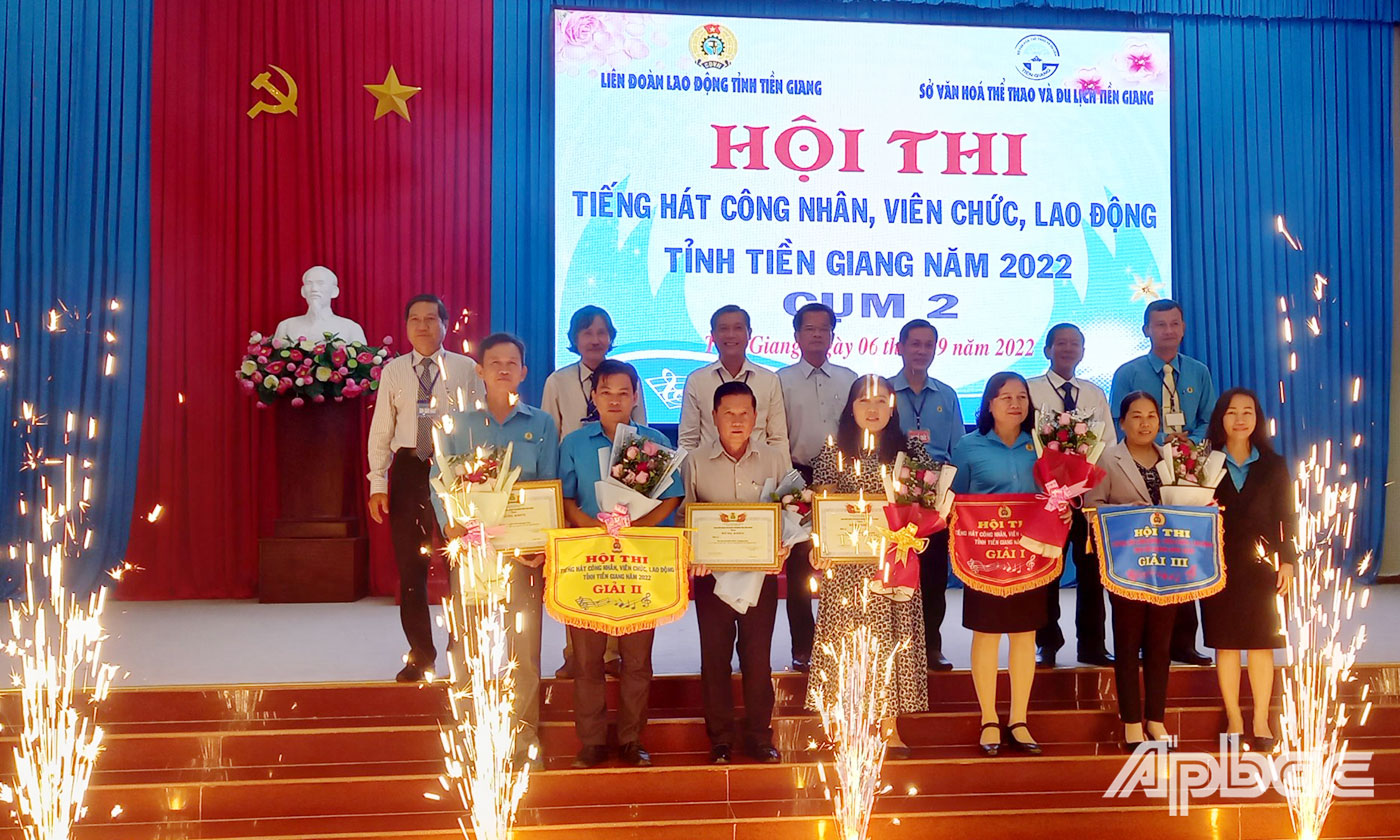 Ban tổ chức trao giải toàn diện cho các đơn vị tham gia Hội thi Tiếng hát công nhân, viên chức, lao động 