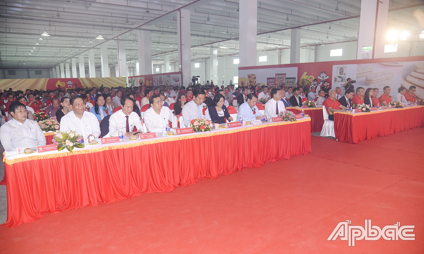 Đại biểu tham dự Lễ khánh thành Nhà máy Want Want Việt Nam tại Khu công nghiệp Long Giang. 