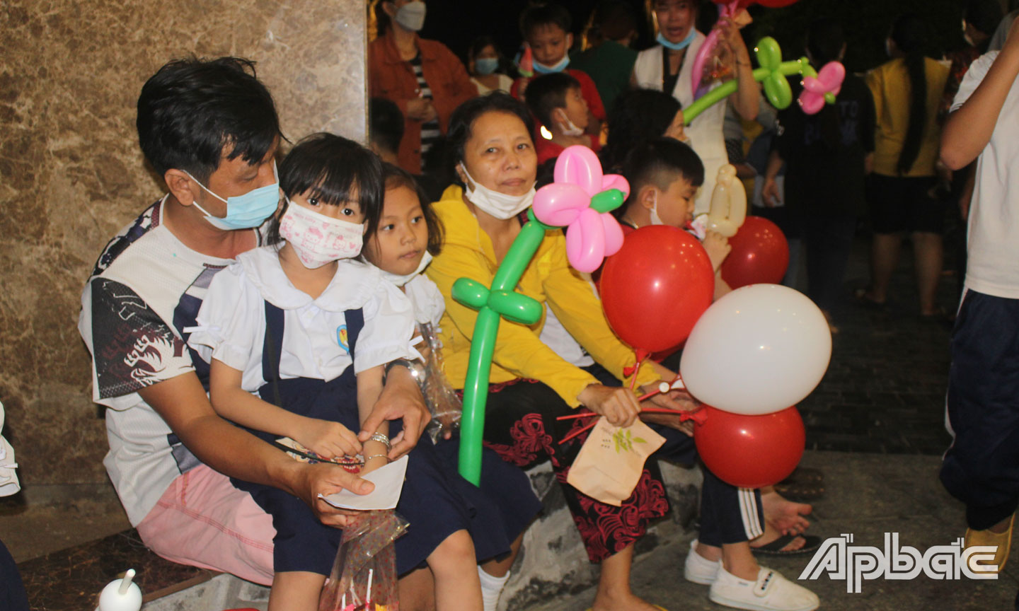 Phụ huynh đưa các em thiếu nhi đến vui chơi.