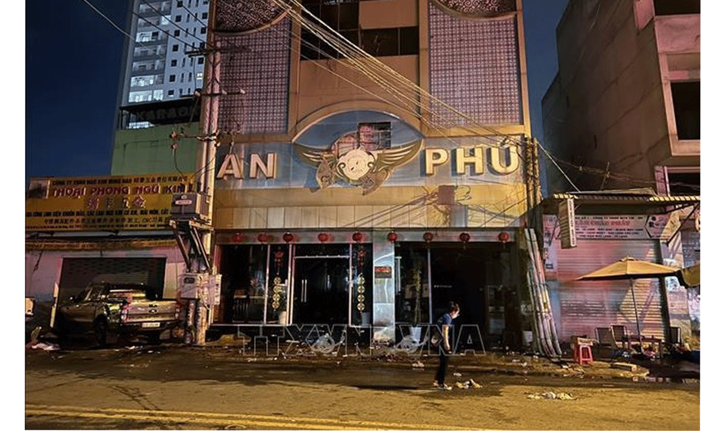 Hiện trường vụ cháy quán karaoke tại Bình Dương sau khi lực lượng cứu hộ cứu nạn hoàn thành nhiệm vụ đã rút lui. Ảnh: Chí Tưởng/TTXVN 