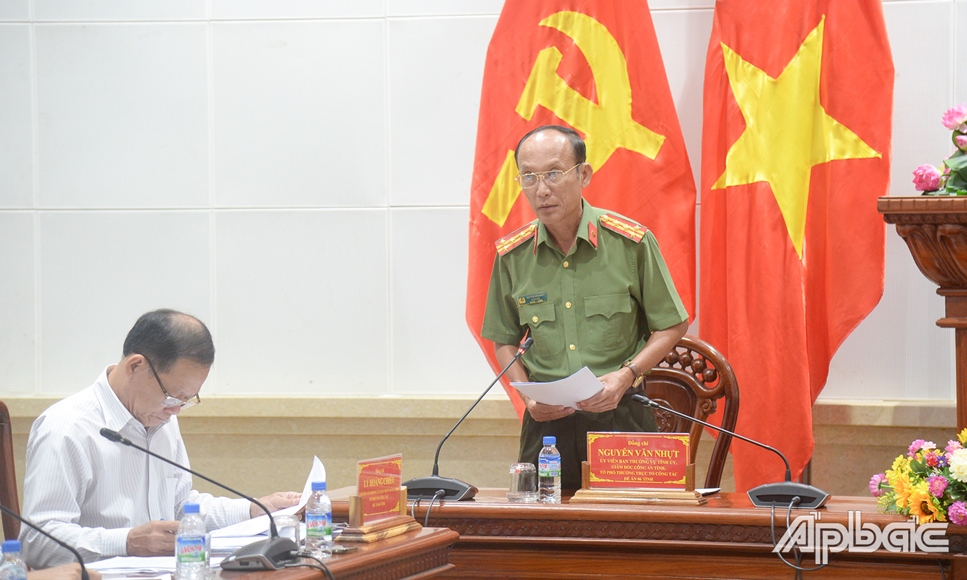 Đại tá Nguyễn Văn Nhựt, Ủy viên Ban Thường vụ, Giám đốc Công an tỉnh, Tổ phó thường trực Tổ công tác phát biểu tại hội nghị.