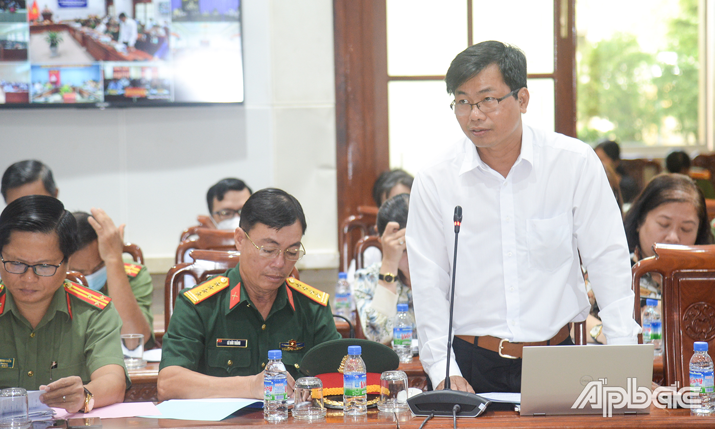 Phó Giám đốc Sở thông tin và Truyền thông Nguyễn Văn Đậm phát biểu về thực trạng, giải pháp việc số hóa hồ sơ giải quyết thủ tục hành chính trên Cổng dịch vụ công của tỉnh; giải pháp về cơ sở hạ tầng, các thiết bị công nghệ thông tin thiết yếu của Đề án 06.