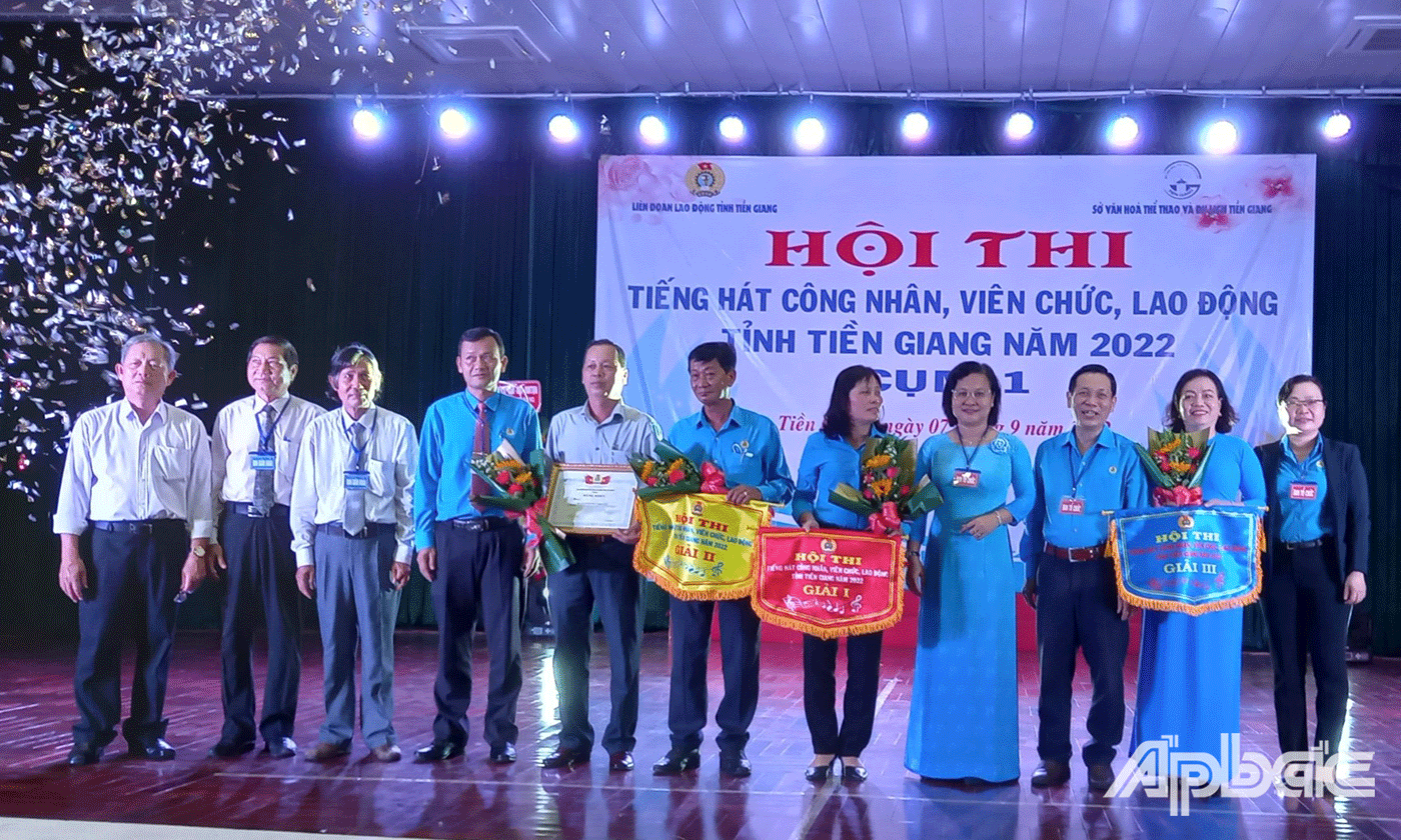 Ban tổ chức Hội thi trao giải toàn diện cho các đơn vị tham gia