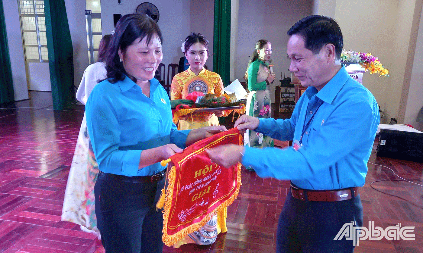 Chủ tịch LĐLĐ tỉnh Tiền Giang Lê Minh Hùng trao giải Nhất toàn diện cho LĐLĐ TX. Gò Công