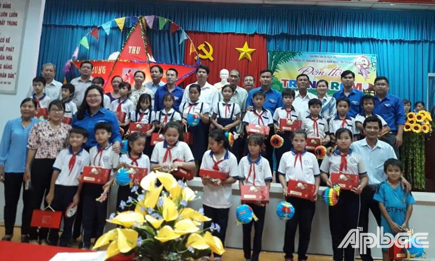 Tặng quà trung thu cho trẻ em trên địa bàn TX. Cai Lậy (Ảnh: Thanh Trà)
