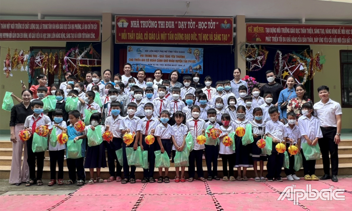 Hội LHPN tỉnh trao quà cho các em.