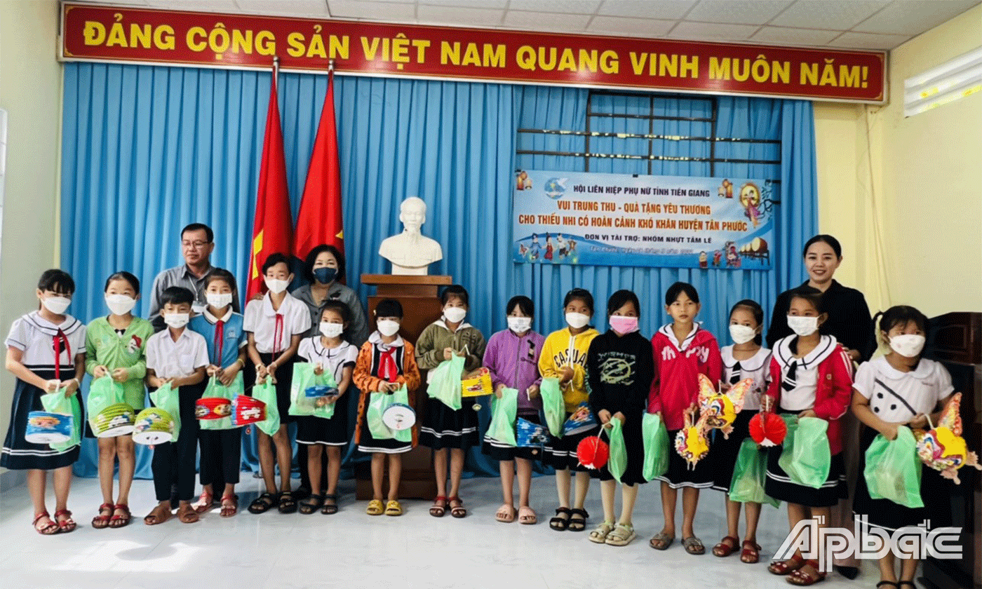 Hội LHPN tỉnh trao quà trung thu cho các em.