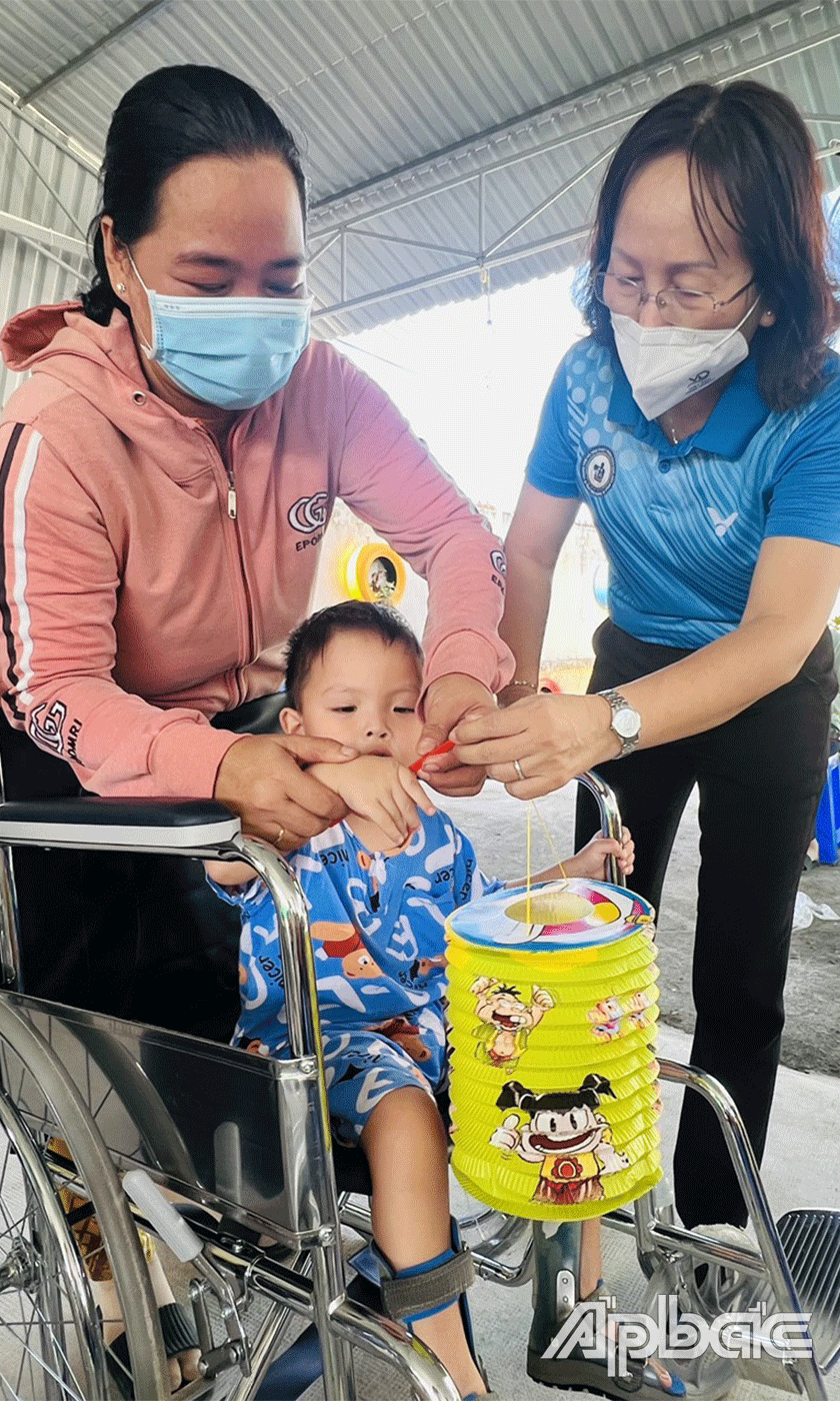 Cô Cao Thị Tiếng, Giám đốc Trung tâm trao quà cho các em.