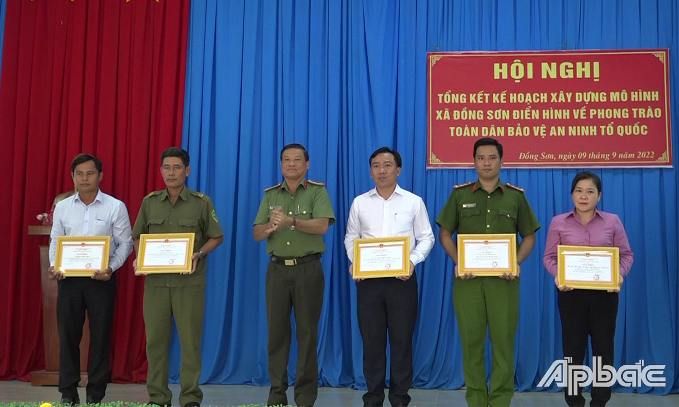 Lãnh đạo Công an Tiền Giang trao 