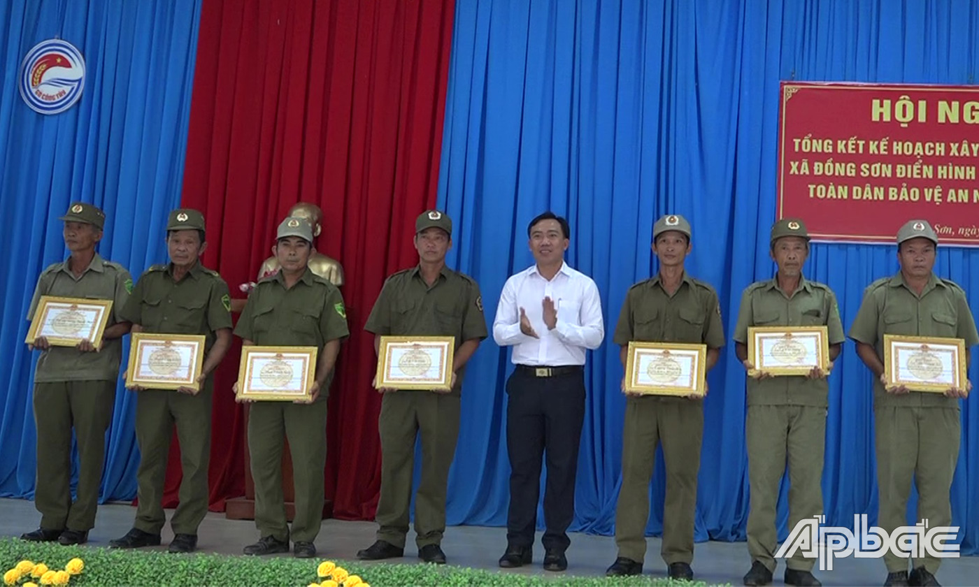 Lãnh đạo huyện, xã khen thưởng các tập thể, cá nhân tại hội nghị