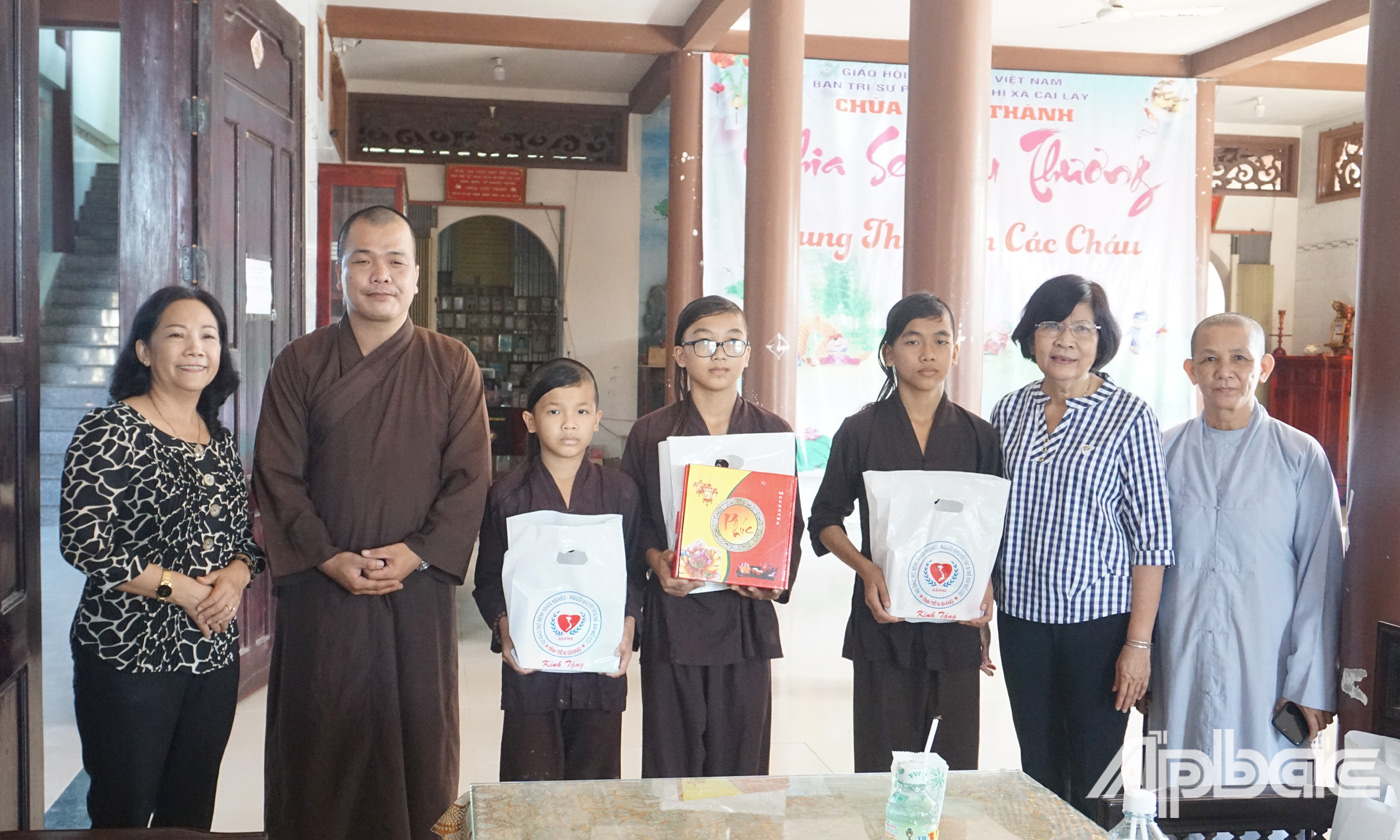 Hội Bảo trợ trao quà tại Chùa Long Thành