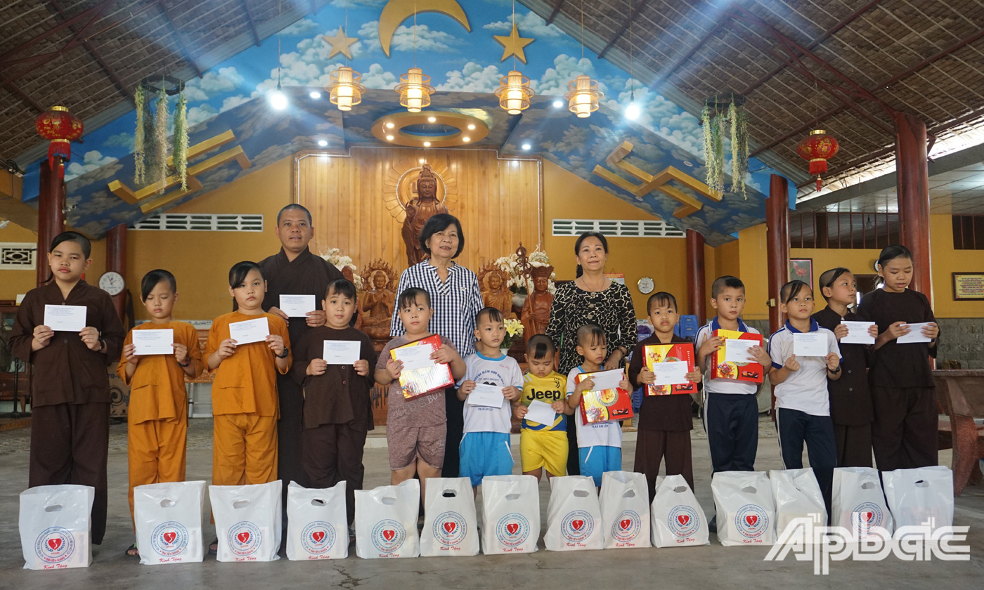 Hội Trao quà cho các trẻ mồ côi tại Chùa Thiên Phước