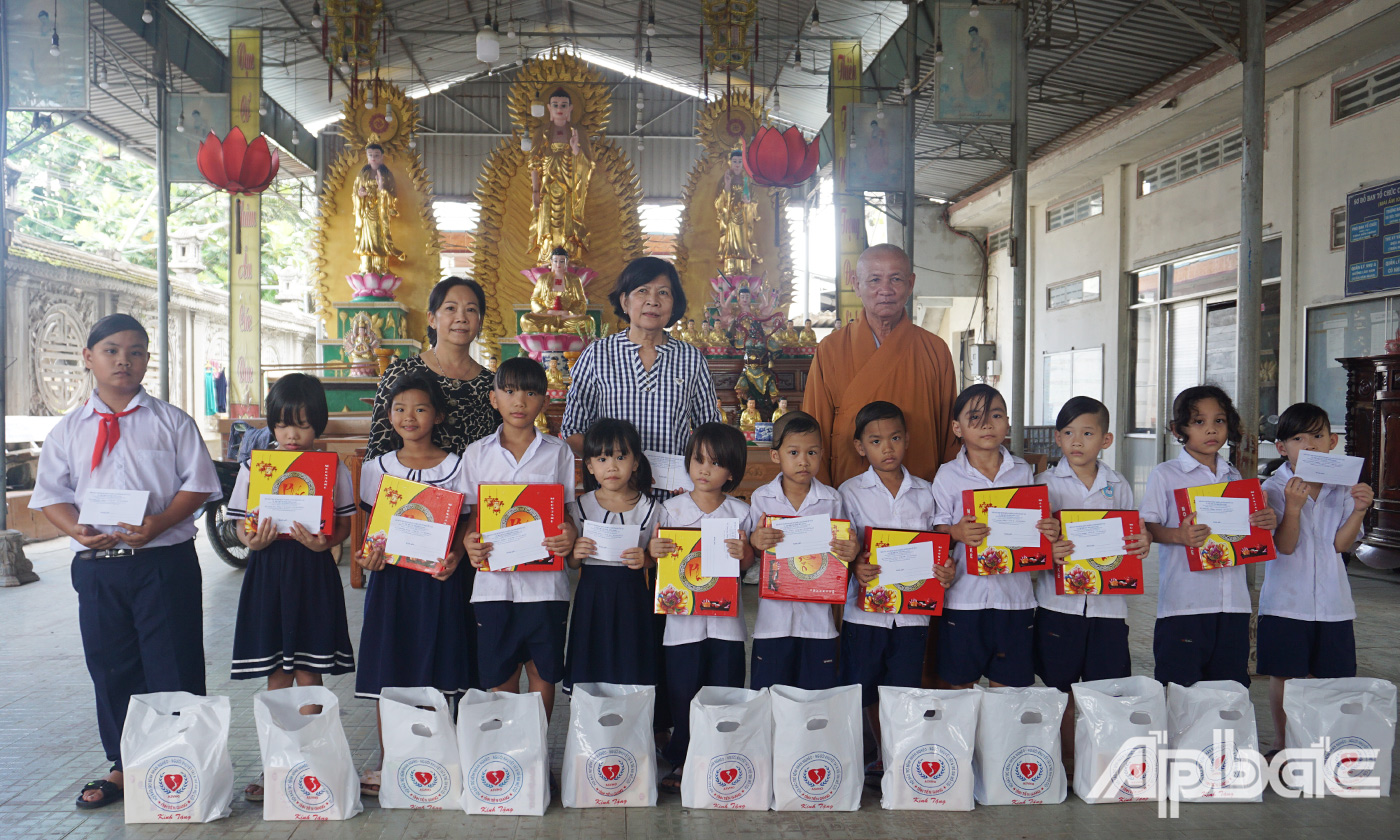Hội trao quà tại Chùa Kim Phước