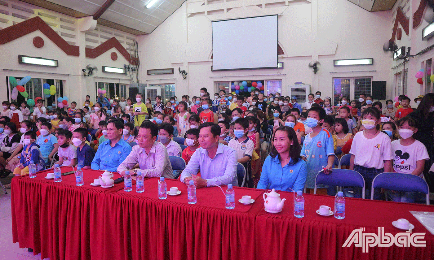 Đại biểu cùng phụ huynh và hơn 300 em thiếu nhi là con côn nhân lao động tham dự Chương trình