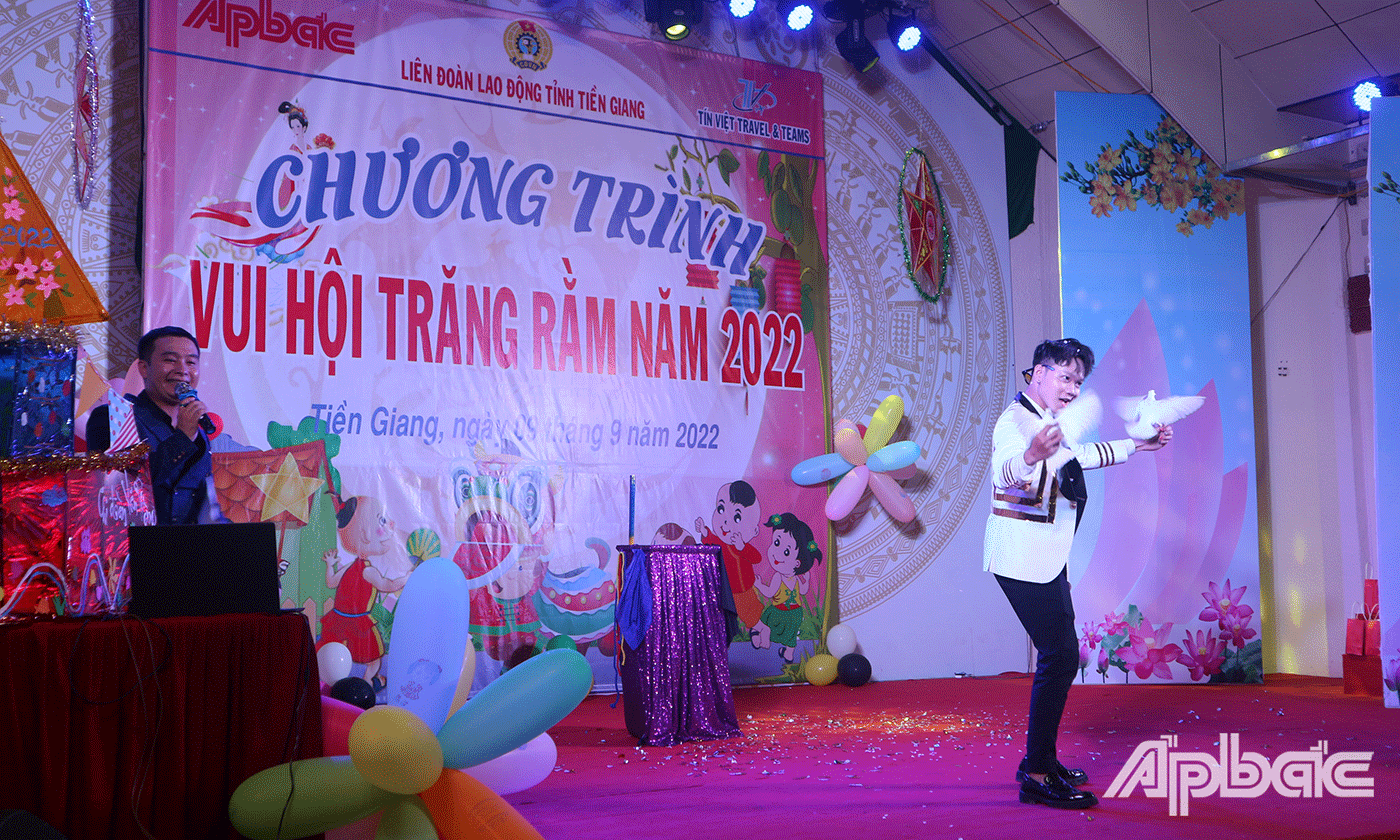 Tiết mục biểu diễn ảo thuật tại Chương trình được cám em thiếu nhi rất thích thú