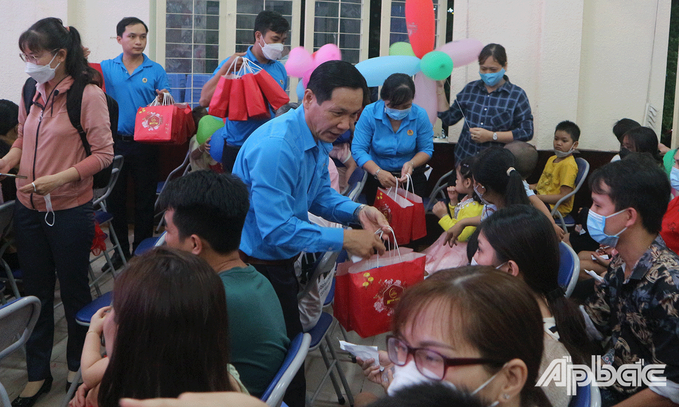 Chủ tịch Liên đoàn Lao động tỉnh Tiền Giang Lê Minh Hùng trao quà trung thu cho các em thiếu nhi là con công nhân lao động