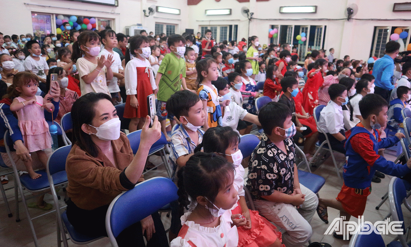 Chương trình “Vui hội trăng rằm” đang mang đến một đêm vui chơi ý nghĩa và đong đầy cảm xúc