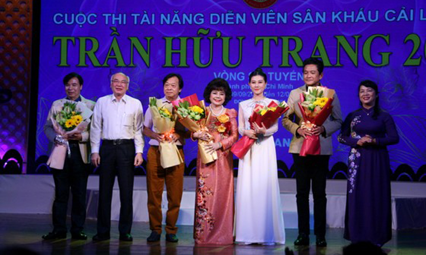 Các đồng chí lãnh đạo TP tặng hoa Ban giám khảo cuộc thi
