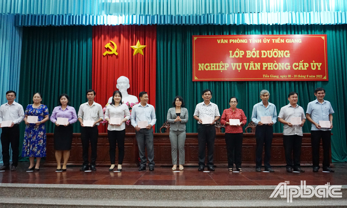Đồng chí Phạm Thị Mai Tiên trao Giấy Chứng nhận cho các cán bộ hội viên hoàn thành lớp tập huấn