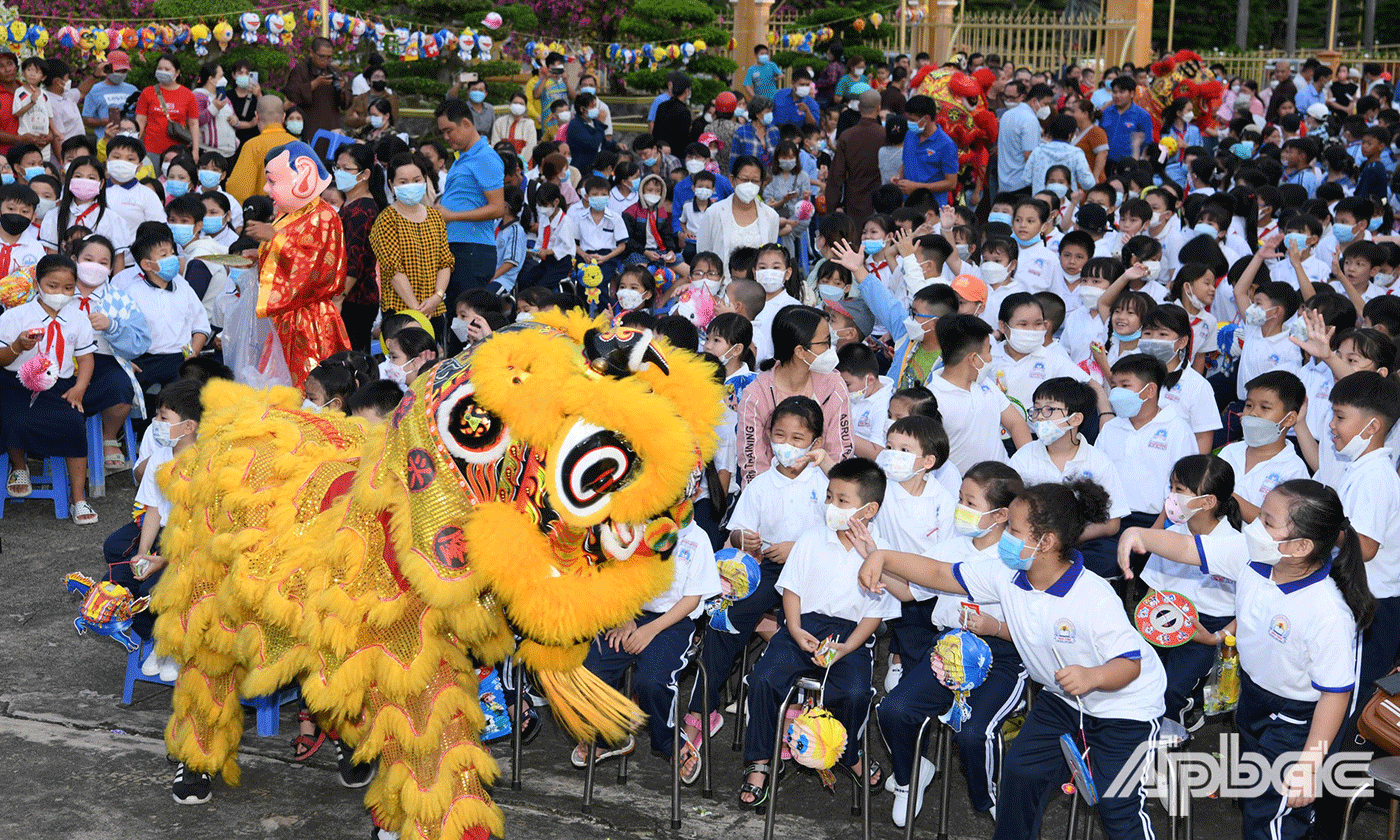 Chương trình quy tụ hơn 500 em thiếu nhi có hoàn cảnh đặc biệt, thiếu nhi thuộc hộ nghèo, thiếu nhi mồ côi do ảnh hưởng bởi dịch bệnh Covid-19