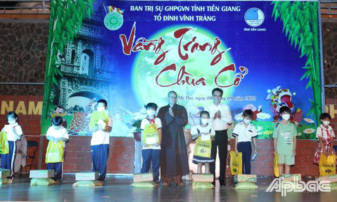 Ban tổ chức Chương trình trao quà trung thu đến các em
