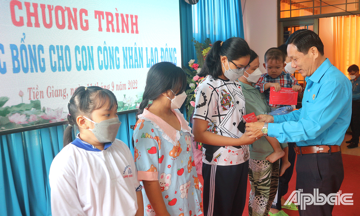 Chủ tịch Liên đoàn Lao động tỉnh Tiền Giang Lê Minh Hùng trao học bổng Tấm lòng vàng 