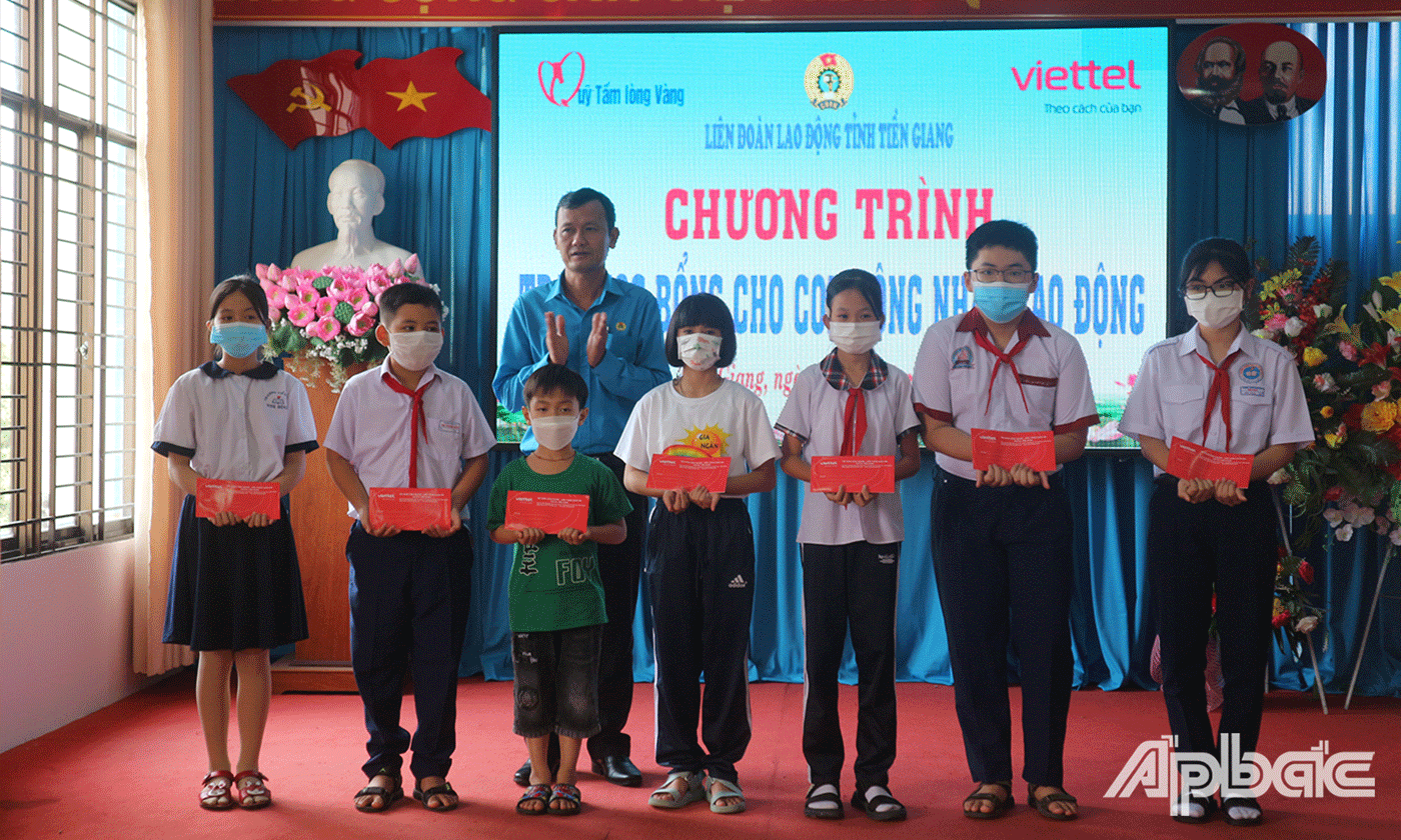 Các em học sinh nhận học bổng Tấm lòng vàng