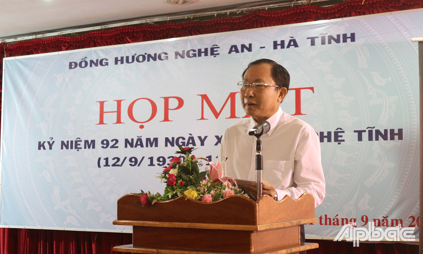 Đồng chí Lê Văn Tý, Phó Trưởng Ban Tuyên giáo Tỉnh Ủy phát biểu tại buổi họp mặt 