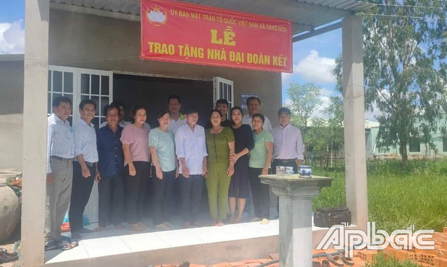 Bàn giao nhà đại đoàn kết cho hộ nghèo của huyện Gò Công Đông. 