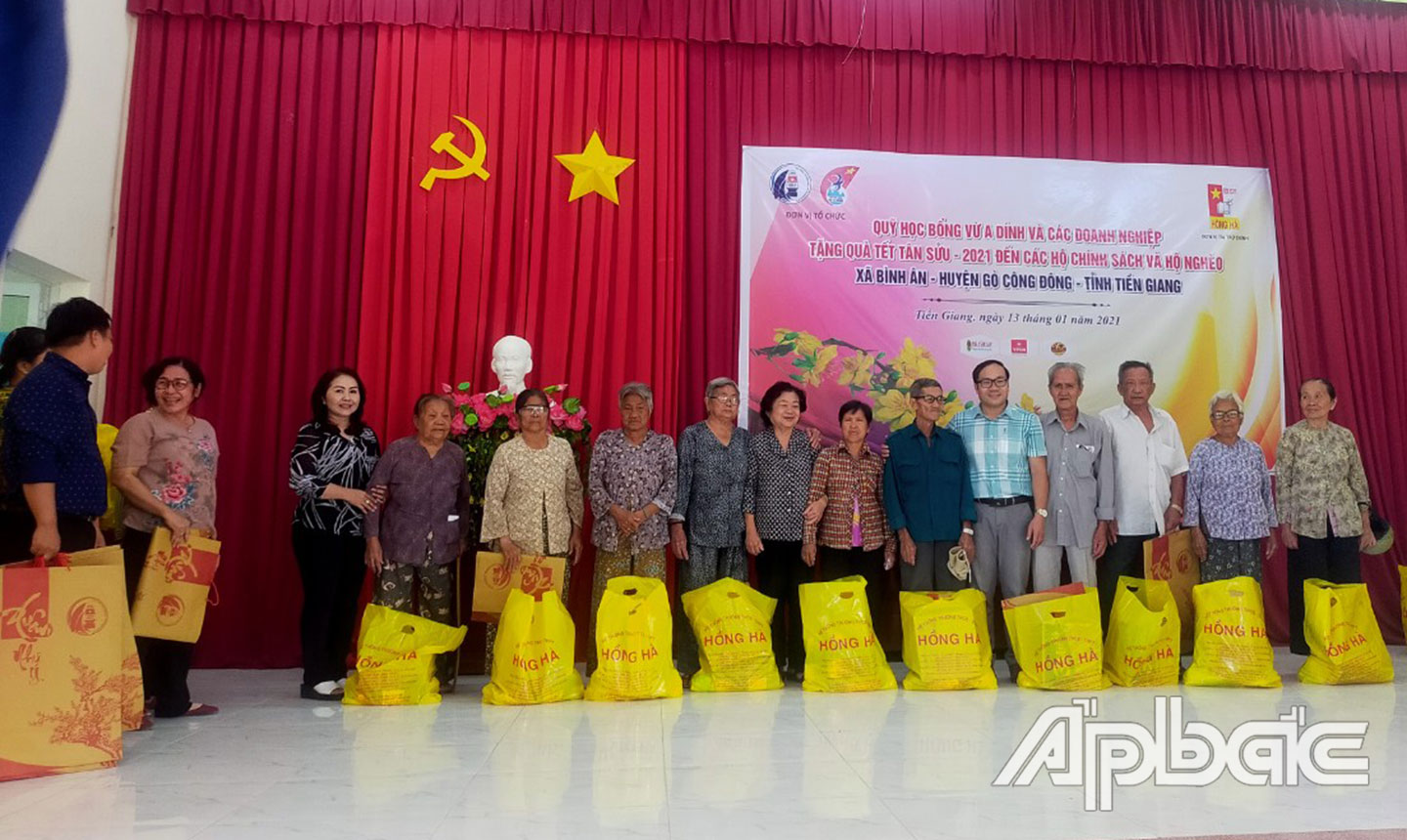 rao quà tết cho các hộ chính sách và hộ nghèo trên địa bàn huyện Gò Công Đông.