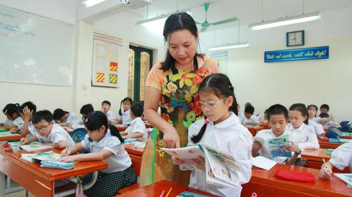 Cô và trò trường Tiểu học Nam Thành Công, quận Đống Đa. Ảnh: Báo Kinh tế & Đô thị.