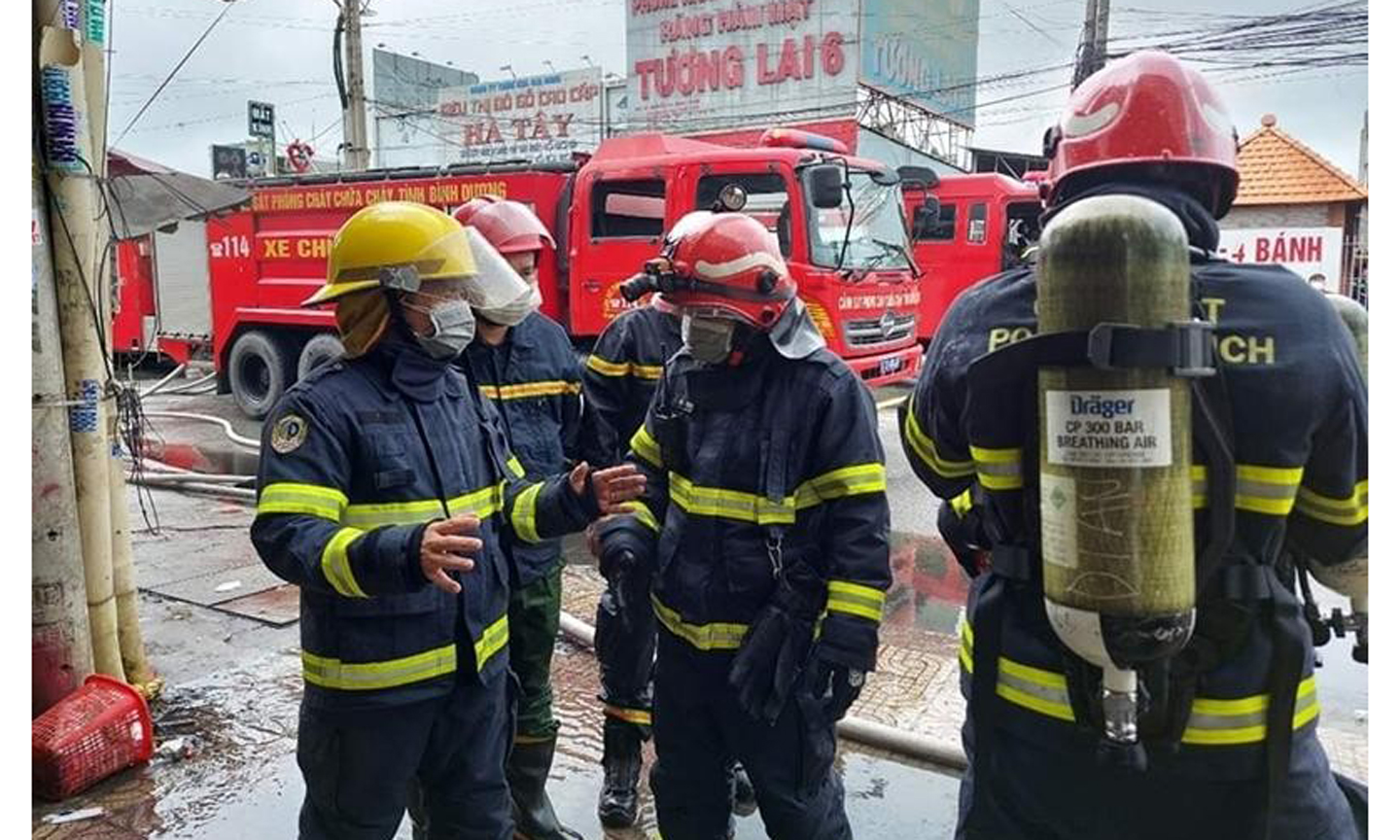 Lực lượng Cảnh sát Phòng cháy, chữa cháy và Cứu nạn cứu hộ Công an tỉnh Bình Dương triển khai phương án chữa cháy và cứu nạn cứu hộ tại hiện trường.