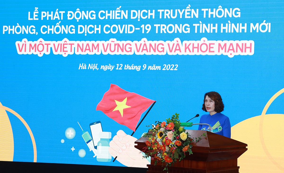Thứ trưởng Bộ Y tế PGS.TS Nguyễn Thị Liên Hương kêu gọi các Bộ, Ban ngành, đoàn thể, các cơ quan, đơn vị, tổ chức, người dân hãy cùng nhau hành động, nâng cao trách nhiệm, nghĩa vụ của mỗi cá nhân, tiếp tục chủ động thực hiện các biện pháp phòng dịch: Khẩu trang, khử khuẩn, vaccine, thuốc, điều trị, công nghệ và các biện pháp khác. Ảnh: Trần Minh
