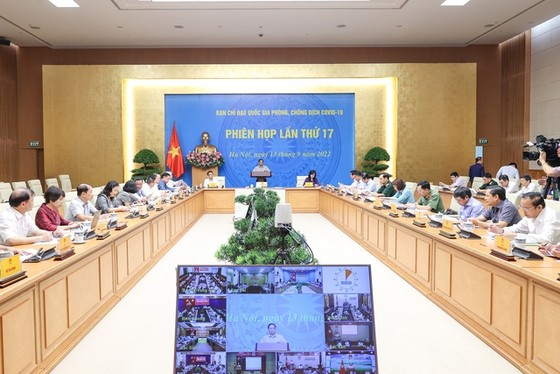 Lãnh đạo các địa phương tham dự phiên họp được kết nối trực tuyến. Ảnh: VIẾT CHUNG