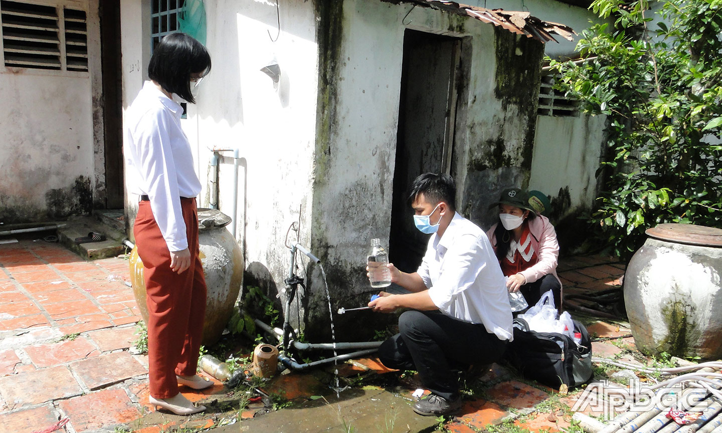 Tiến sĩ Hoàng Thị Quỳnh Diệu. Phó Giám đốc CDC Tiền Giang cùng các thành viên đoàn ngoại kiểm vừa thực hiện kiểm tra, giám sát những nội dung công tác ngoại kiểm nước sinh hoạt trên địa bàn tỉnh.