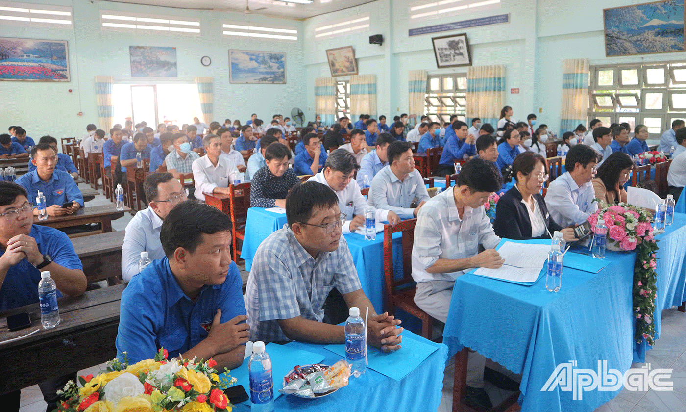 Đại biểu cùng các thí sinh xuất sắc trong Hội thi tham dự buổi lễ tổng kết