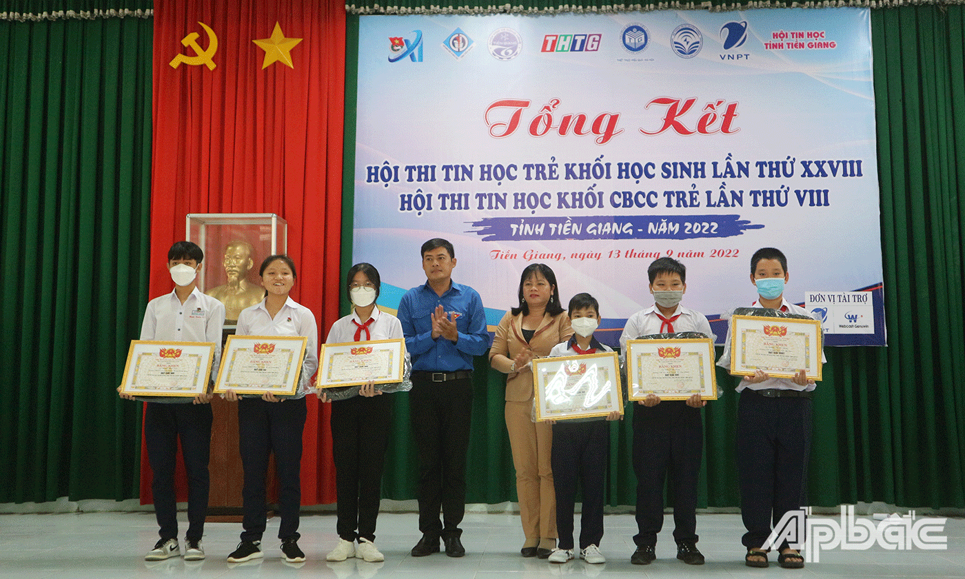 Ban tổ chức trao giải Nhất, Nhì, Ba cho các thí sinh của 3 bảng A, B, C