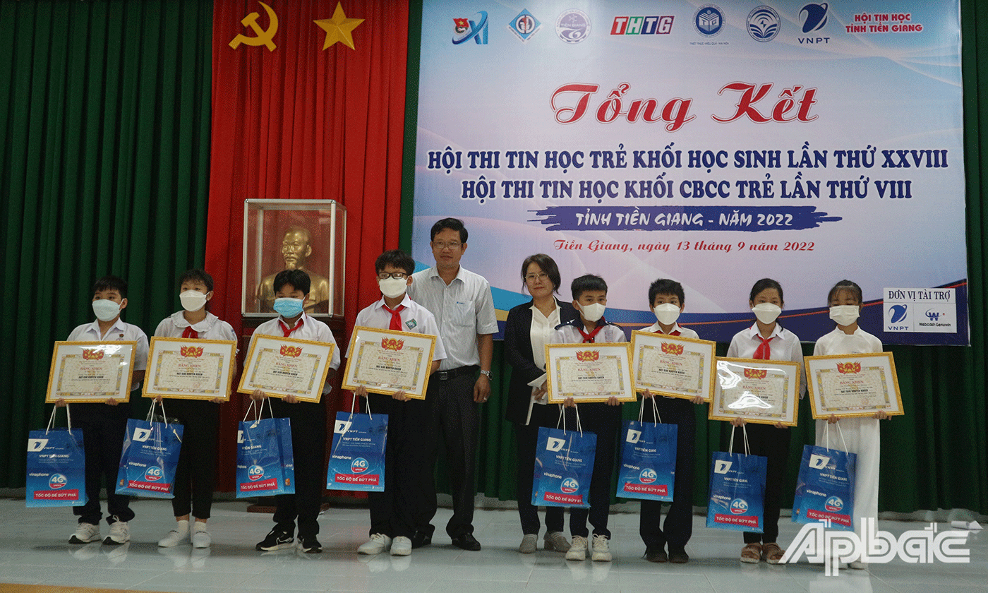 Ban tổ chức trao giải Khuyến khích khối học sinh cho các thí sinh của 3 bảng A, B, C