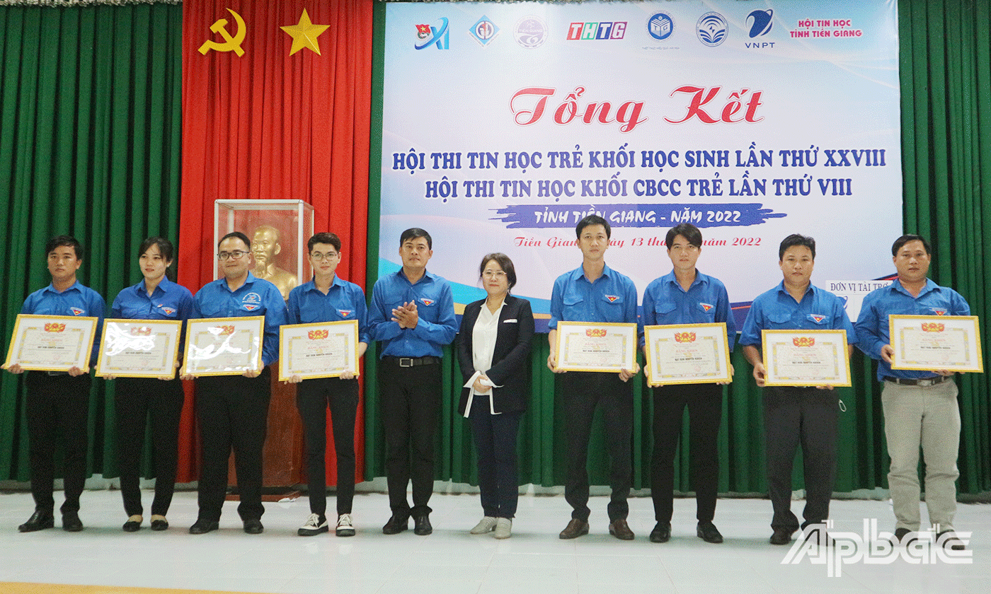 Ban tổ chức trao giải Khuyến khích của 3 bảng A, B, C cho các thí sinh khối cán bộ, công chức trẻ 