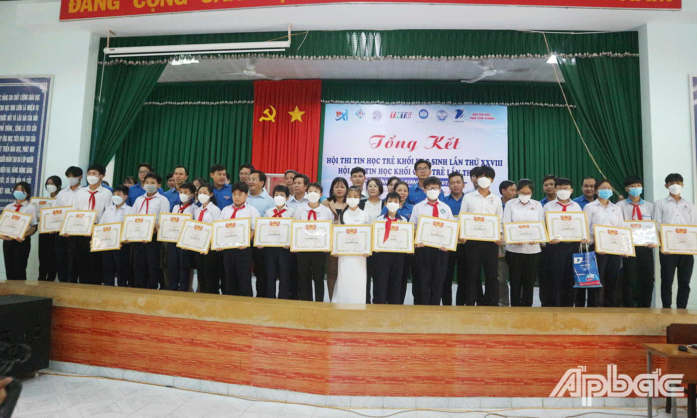 Các thí sinh xuất sắc trong Hội thi cùng chụp ảnh lưu niệm với Ban tổ chức