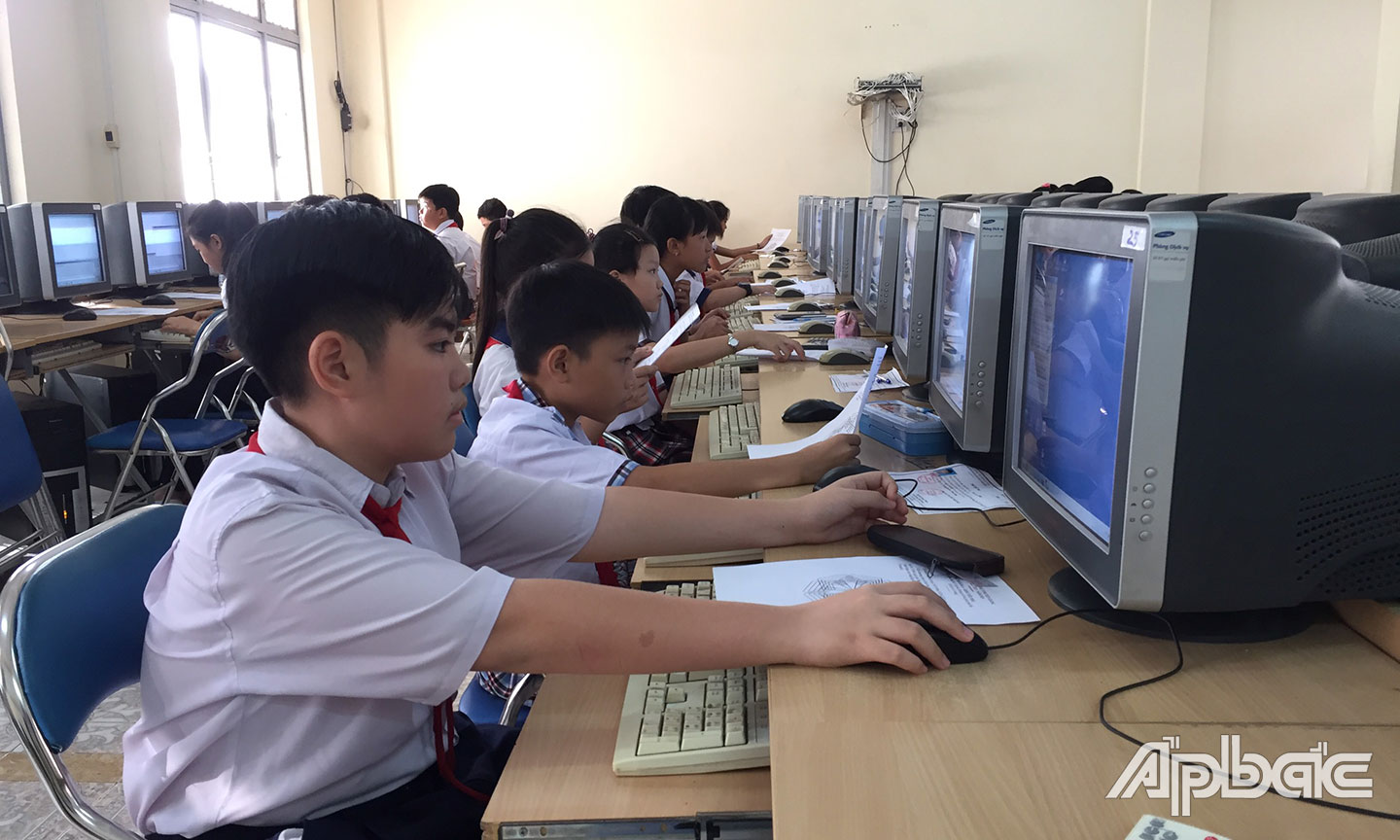  Trẻ được trang bị kiến thức, kỹ năng tiếp cận công nghệ thông tin an toàn, hiệu quả thông qua hình thức giáo dục cũng như hội thi tin học dành cho học sinh do tỉnh tổ chức hằng năm. 			              Ảnh: P. CÔNG