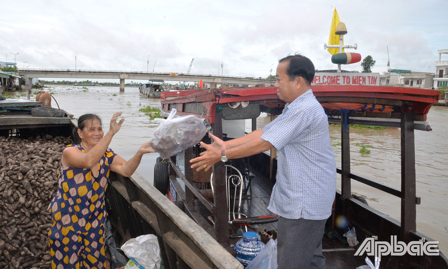 Cuộc sống mưu sinh của người dân trên chợ nổi Cái Bè. 