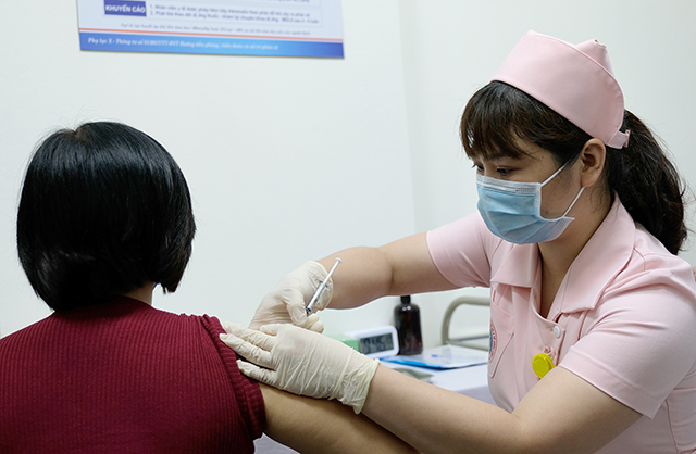 Lập các Tổ công tác đặc biệt để triển khai quyết liệt việc vận động người dân tiêm vaccine COVID-19. Ảnh: Trần Minh