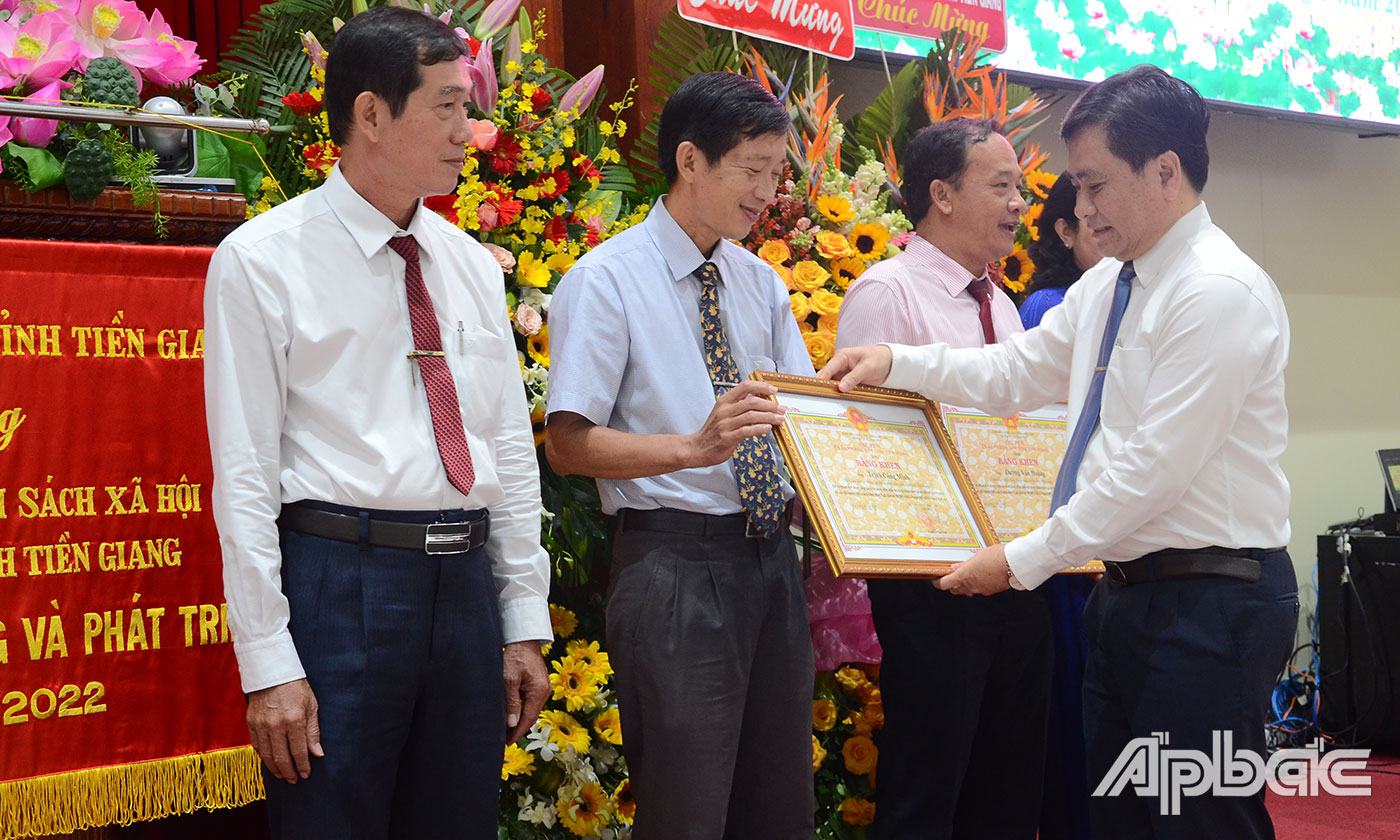 Tặng Bằng khen của UBND tỉnh cho các cá nhân.