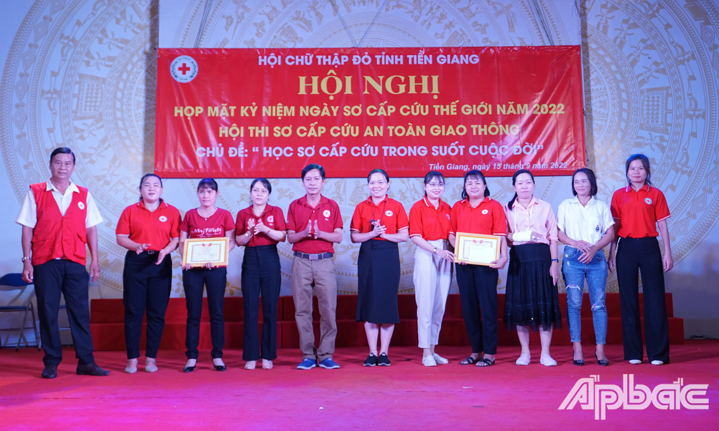 Ban Tổ chức trao giải Nhất, Nhì cho các đơn vị tham dự đạt giải cao trong Hội thi