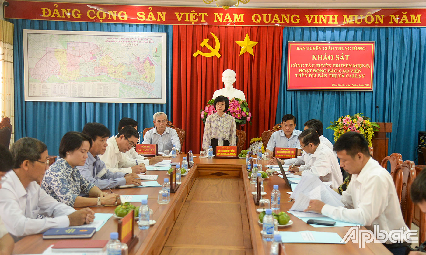 Đoàn công tác Ban Tuyên giáo Trung ương khảo sát công tác tuyên truyền miệng, hoạt động  báo cáo viên trên địa bàn TX. Cai Lậy.                                                                                                                      Ảnh: Văn Thảo