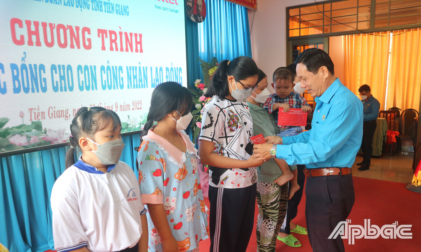 Chủ tịch LĐLĐ tỉnh Lê Minh Hùng trao học bổng “Tấm Lòng Vàng” cho con công nhân, lao động có hoàn cảnh khó khăn và có cha, mẹ mất do dịch bệnh Covid-19.