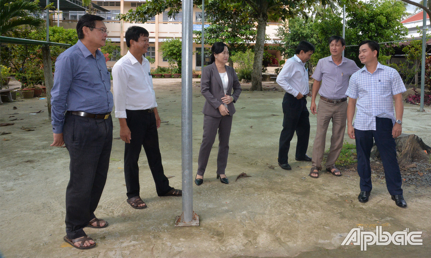 Đoàn giám sát khảo sát thực tế tại bãi rác Gò Công Đông