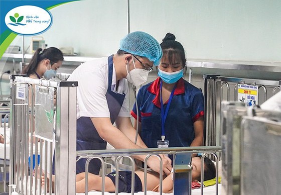 Bác sĩ Bệnh viện Nhi Trung ương thăm khám cho bệnh nhi nhiễm Adenovirus.