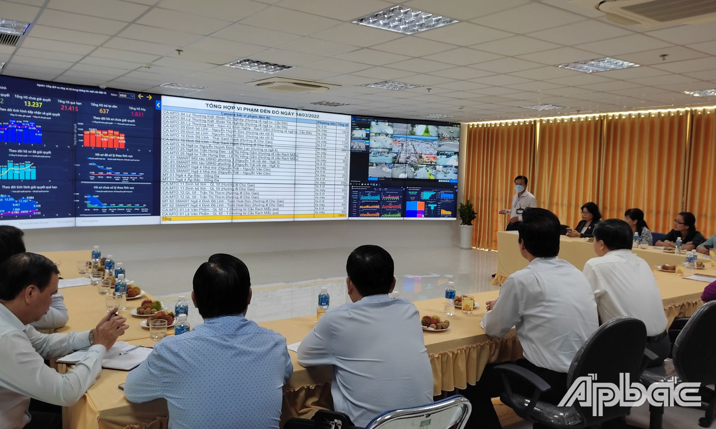 Trung tâm Giám sát, điều hành thông minh tỉnh Tiền Giang đã và đang phát huy hiệu quả cao trong xu hướng chuyển đổi số của tỉnh.     Ảnh: Văn Thảo